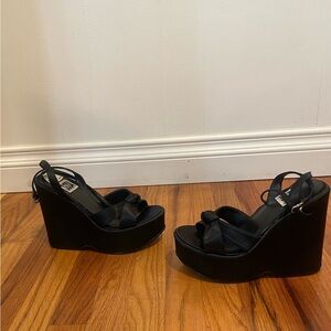 Black wedges. Soda brand size 6